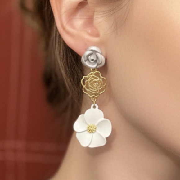 Queen Bee Boutique Jewelry - 🆕 Elegant Gold and White Floral Dropping Post Earrings